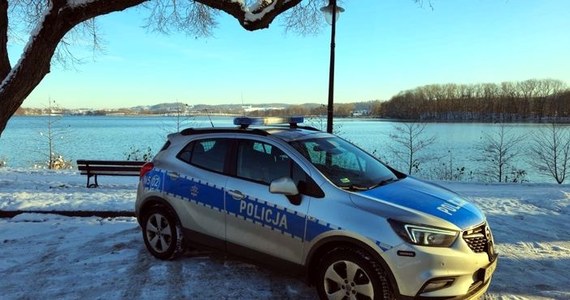 Pod 29-letnim wędkarzem łowiącym ryby na jeziorze w Łyśniewie Sierakowickim na Kaszubach załamał się lód. Mężczyzna wpadł do wody. Przeżył dzięki szybkiej reakcji okolicznych mieszkańców

