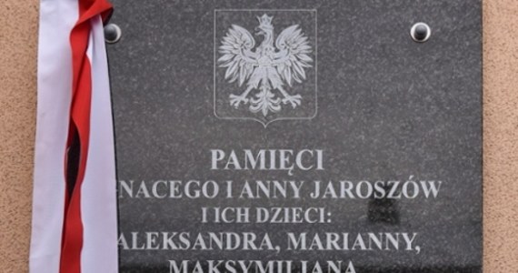 Tablicę upamiętniającą rodzinę Jaroszów, która ratowała Żydów w czasie wojny, odsłonięto we wtorek w Piaskach (Lubelskie). W uroczystości uczestniczyła jedna z bohaterek tamtych dni, a także m.in. mieszkańcy, dzieci i przedstawiciele władz.