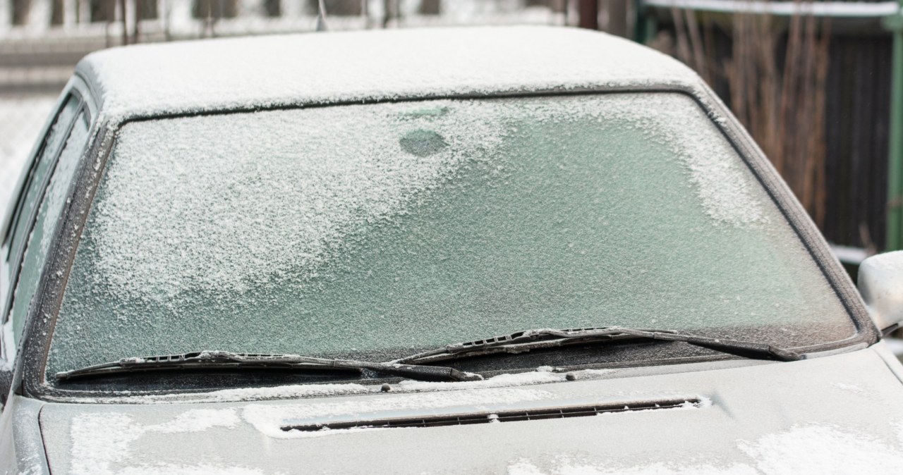 Nowy sposób odmrażania szyb. Lód ześlizguje się po szybie