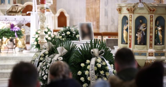 Rodzina oraz setki mieszkańców Andrychowa: dorosłych i nastolatków, pożegnały dziś 14-letnią Natalię, która zmarła w minioną środę. Okoliczności jej śmierci były poruszające. Dziewczynka spoczęła na cmentarzu komunalnym.

