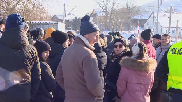 Obiecano im nowy most zamiast starego, ale do tego czasu mają nie mieć żadnego. Mieszkańcy Wiernej Rzeki w Świętokrzyskim protestują w obronie starego mostu, który władze gminy zamierzają rozebrać, by obok wybudować nowy. Budowa potrwa jednak miesiące, a w tym czasie mieszkańcy będą musieli jeździć kilkudziesięciokilometrowym objazdem. Materiał dla "Wydarzeń" przygotowała Katarzyna Janke. 