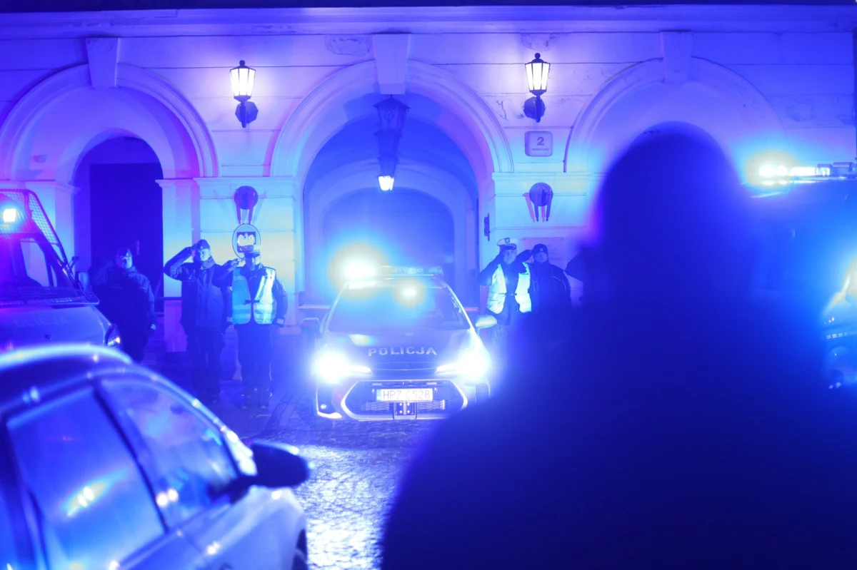 W całej Polsce punktualnie o godz. 17 zabrzmiały policyjne i strażackie syreny. Mundurowi pożegnali w ten sposób dwóch funkcjonariuszy - asp. szt. Ireneusza Michalaka i asp. szt. Daniela Łuczyńskiego, którzy zmarli we wrocławskich szpitalach po postrzeleniu przez Maksymiliana F.