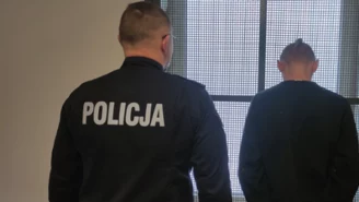 Poszukiwany wezwał policję. Noc spędził na dachu