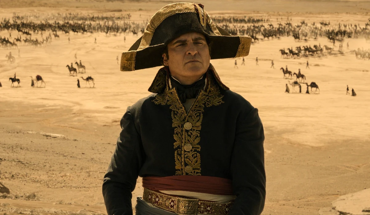 Dramat kostiumowy "Napoleon" w reżyserii Ridleya Scotta z Joaquinem Phoenixem w roli głównej - mimo fali ostrej krytyki - bije we Francji rekordy popularności. Od czasu wejścia na ekrany przyciągnął on do francuskich kin zdecydowanie więcej widzów, niż inne filmy.