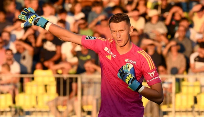 Polski bramkarz dokonał niebywałego wyczynu. Teraz witają go w Ekstraklasie