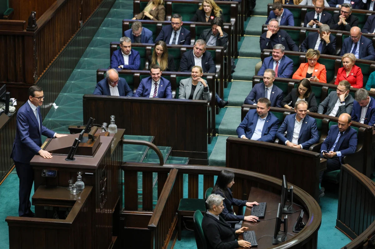 Według opublikowanego we wtorek wieczorem harmonogramu obrad Sejmu, w poniedziałek 11 grudnia o godzinie 15:00 dojdzie do głosowania nad wotum zaufania dla rządu Mateusza Morawieckiego. Pięć godzin później na premiera może zostać wskazany przez Sejm Donald Tusk.