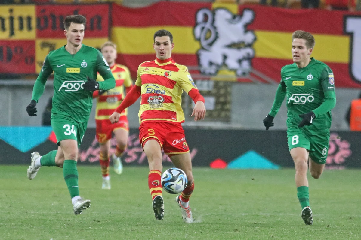 W rozegranym we wtorkowy wieczór meczu 1/8 finału piłkarskiego Pucharu Polski Jagiellonia pokonała u siebie Wartę Poznań 2:0 i awansowała do ćwierćfinału tych rozgrywek. Oba gole padły po przerwie, strzelcami byli Jesus Imaz i Nene.
