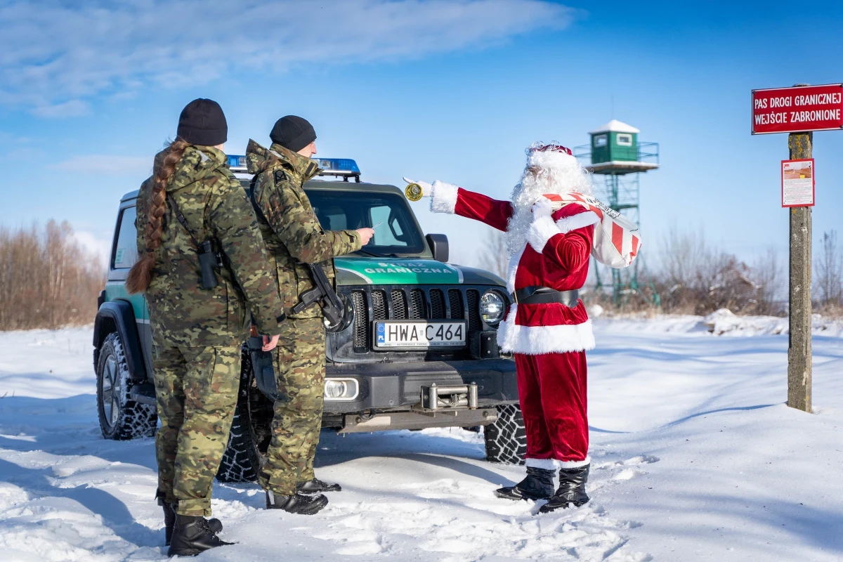 Niecodziennego gościa spotkali strażnicy graniczni niedaleko miejscowości Sierakośce na Podkarpaciu, w pobliżu granicy Polski z Ukrainą. Wylądowały tam sanie św. Mikołaja. Gdy wysiadł z sań, zapytał gdzie mieszkają grzeczne dzieci i udał się we wskazanym przez funkcjonariuszy kierunku.