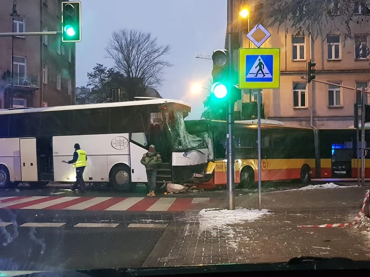 Dwa autobusy zderzyły się nad ranem na ulicy Szwedzkiej w Warszawie. Kierowcy obu pojazdów trafili do szpitala, jeden z nich z poważnymi obrażeniami. 