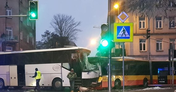 Dwa autobusy zderzyły się nad ranem na ulicy Szwedzkiej w Warszawie. Kierowcy obu pojazdów trafili do szpitala, jeden z nich z poważnymi obrażeniami. 