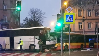 Zderzenie autobusów w Warszawie. Kierowcy trafili do szpitala