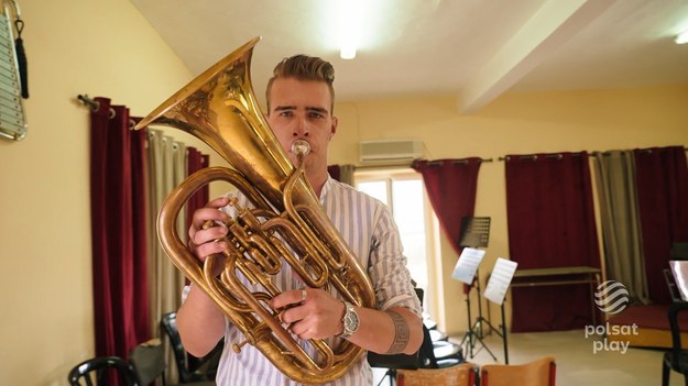 Mówi się, że Korfianie albo śpiewają, albo grają na jakimś instrumencie. Na samej wyspie jest ponad 20 filharmonii. Dimitris, syn Anny uczęszcza do jednej z nich od 9 roku życia. W programie zaprezentował swoje umiejętności, grając kawałek hymnu Grecji, który został na tej wyspie napisany. Cały odcinek programu „Polacy za granicą” możecie zobaczyć na platformie Polsat Box Go.