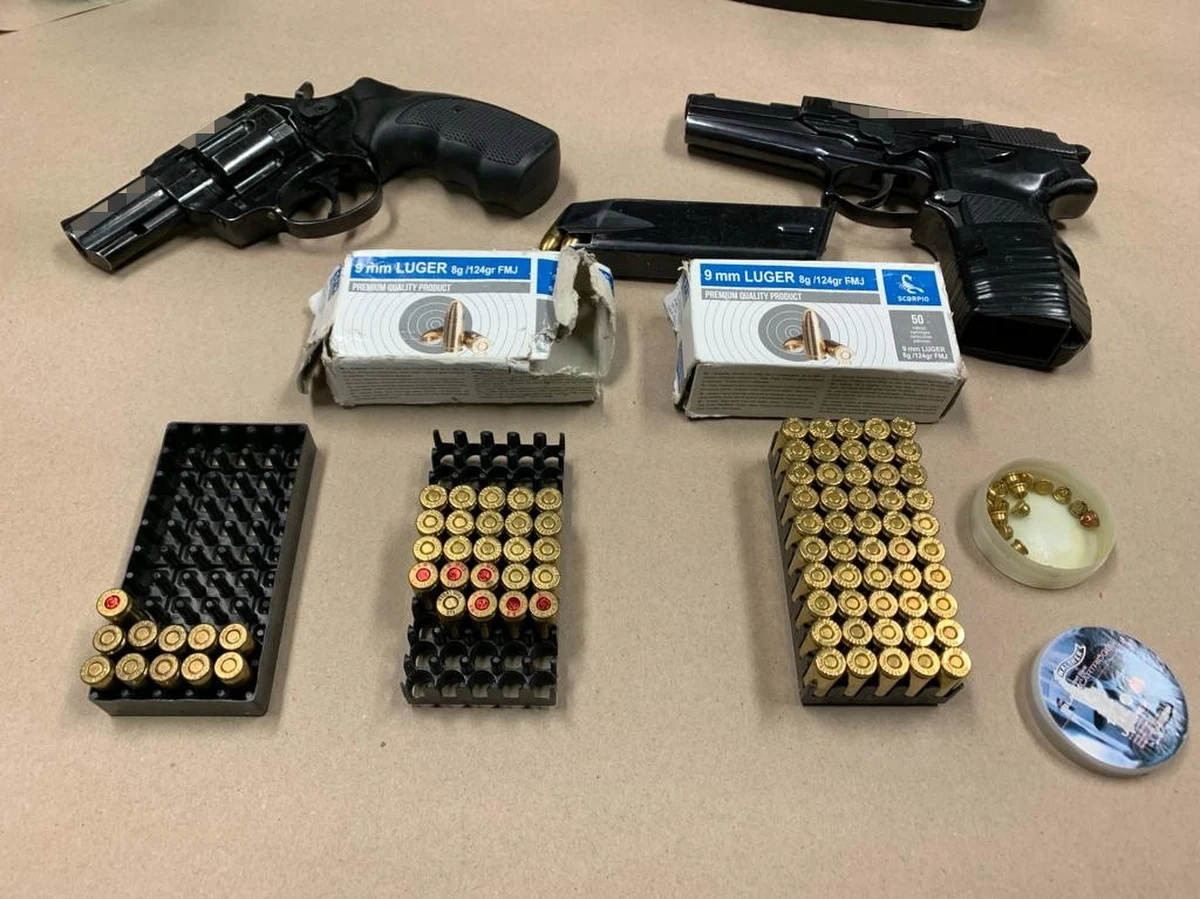 Policjanci zatrzymali 51-letniego mężczyznę, który w domu na terenie Otwocka posiadał nielegalny arsenał. Funkcjonariusze podczas akcji zabezpieczyli pistolet, rewolwer, ponad 100 sztuk amunicji oraz gotówkę w kwocie 10 tys. złotych i 500 Euro.