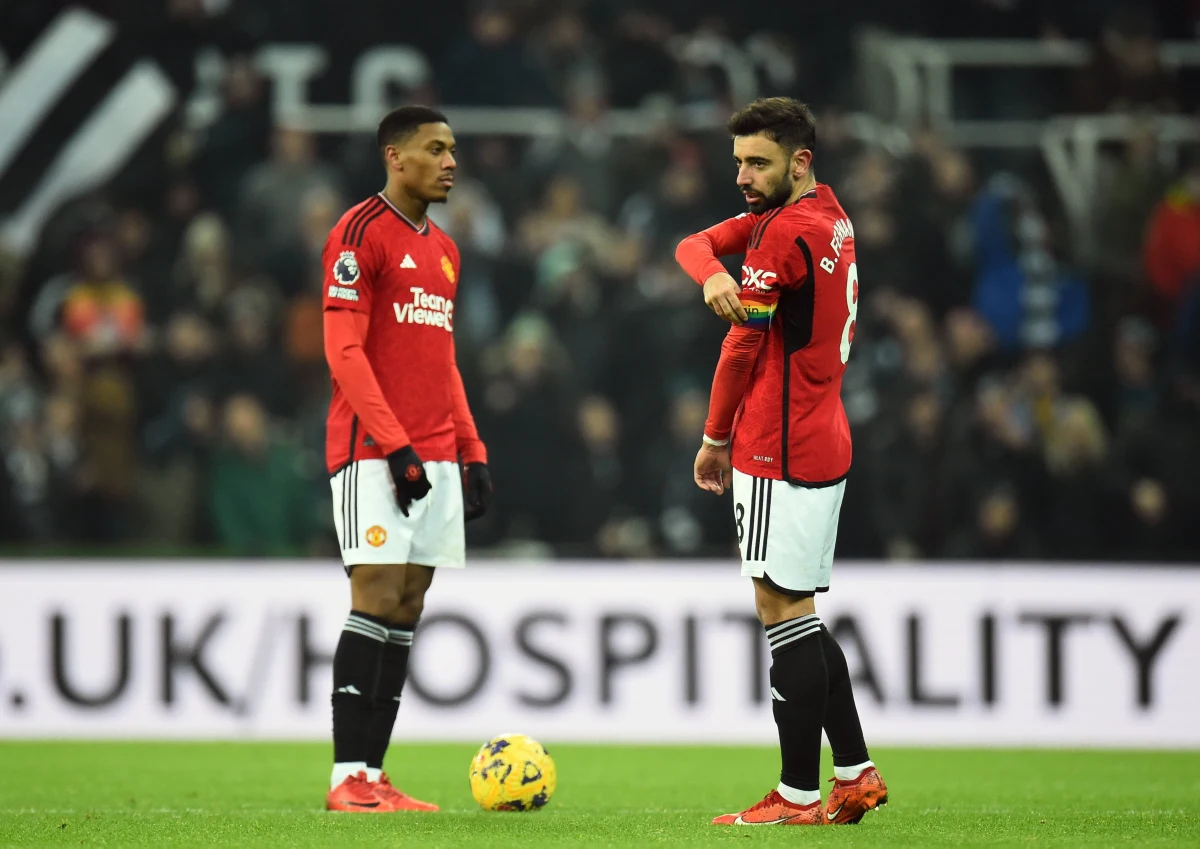 Jeszcze jakiś czas temu powiedzielibyśmy, że przed nami mecz na absolutnym szczycie. W końcu to spotkanie drużyn, które niemal co sezon biły się o mistrzostwo Anglii. Teraz jednak zarówno Czerwone Diabły jak i The Blues przystępują do tego spotkania jako ligowi średniacy. Manchester jest siódmy w Premier Leauge. Chelsea z kolei zajmuje dopiero 10. miejsce.