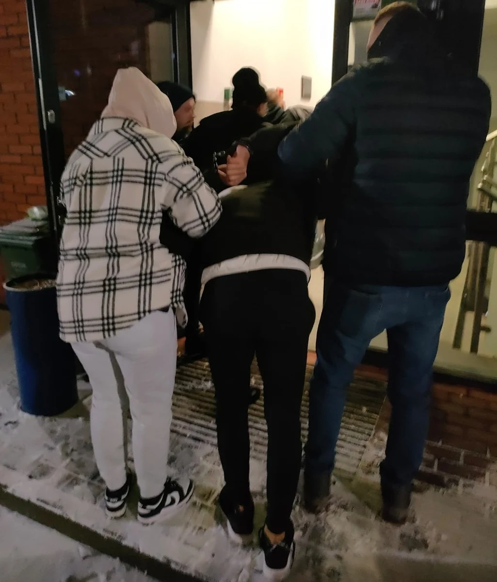 Na gorącym uczynku policjanci zatrzymali dwóch młodych mężczyzn, którzy od mieszkanki Stargardu próbowali wyłudzić 80 tys. złotych. Seniorka nie dała się nabrać na opowieść o wypadku wnuczki. 
