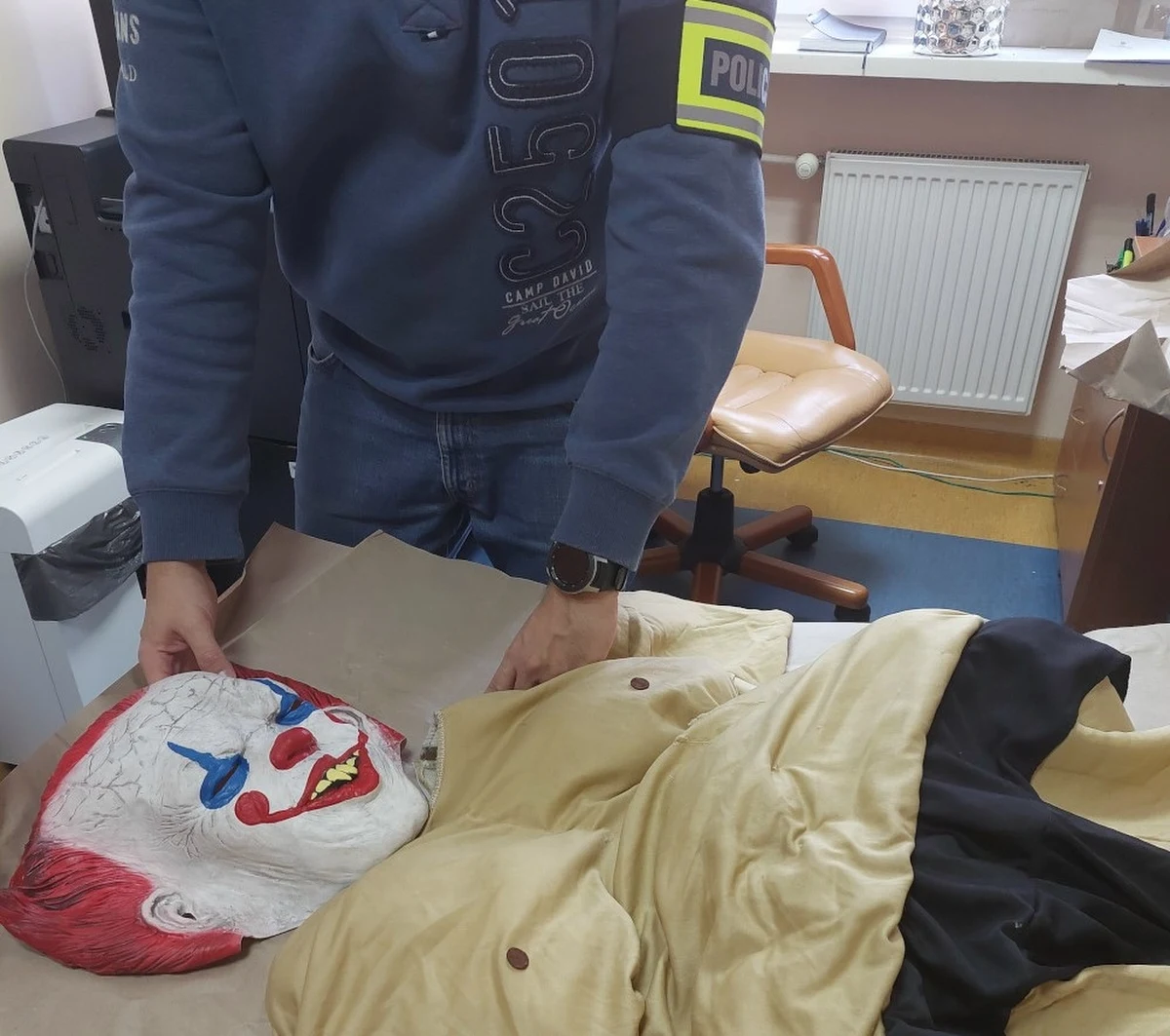 W ręce grodziskich policjantów wpadło dwóch mężczyzn chcieli włamać się do jednej z firm. Pod ustalonym adresem, oprócz zatrzymania podejrzanych, funkcjonariusze odzyskali skradzioną kasetkę z pieniędzmi i zabezpieczyli strój klauna, w którym 36-latek dokonał przestępstwa, a także narzędzia użyte do włamania. W mieszkaniu znaleźli także narkotyki należące do jego wspólnika. Wobec obu mężczyzn prokurator zastosował policyjne dozory.