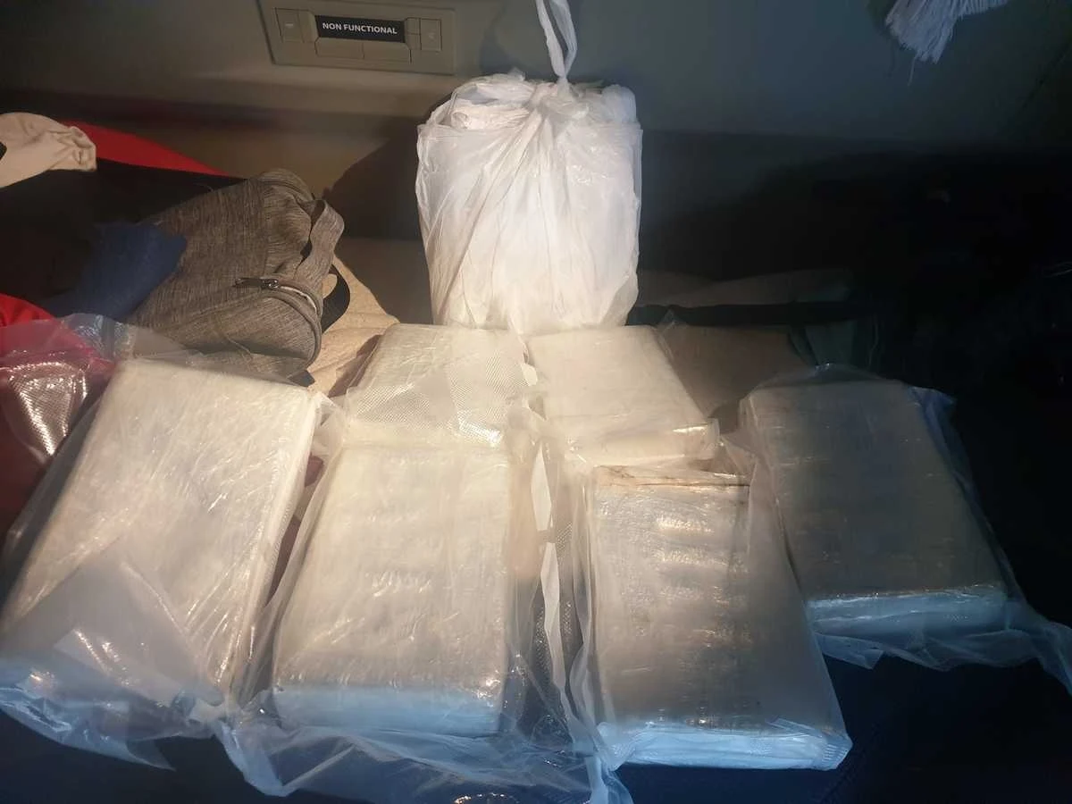 Poznańscy policjanci wspólnie z funkcjonariuszami Lubuskiego Urzędu Celno-Skarbowego w Gorzowie Wielkopolskim przechwycili przemycane z Królestwa Niderlandów narkotyki o czarnorynkowej wartości 3 milionów złotych. Funkcjonariusze zatrzymali 46-letniego mężczyznę, a także zabezpieczyli prawie 120 tysięcy funtów brytyjskich. 