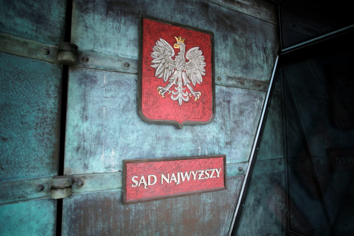 Jest nowy regulamin Sądu Najwyższego, który ostatecznie zatwierdza zdominowanie go przez sędziów, powołanych z udziałem nowej KRS. Kilka dni przed zmianą władzy w Dzienniku ustaw opublikowano przygotowane przez prezydenta zmiany, które zdaniem tzw. starych sędziów umożliwią politykom przejęcie władzy nad Sądem Najwyższym.