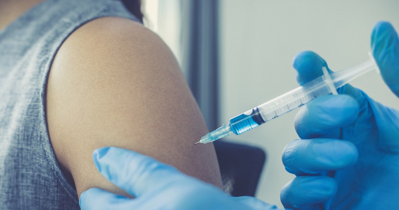 Ilu osobom uratowało życie szczepienie przeciw COVID-19? Są dane