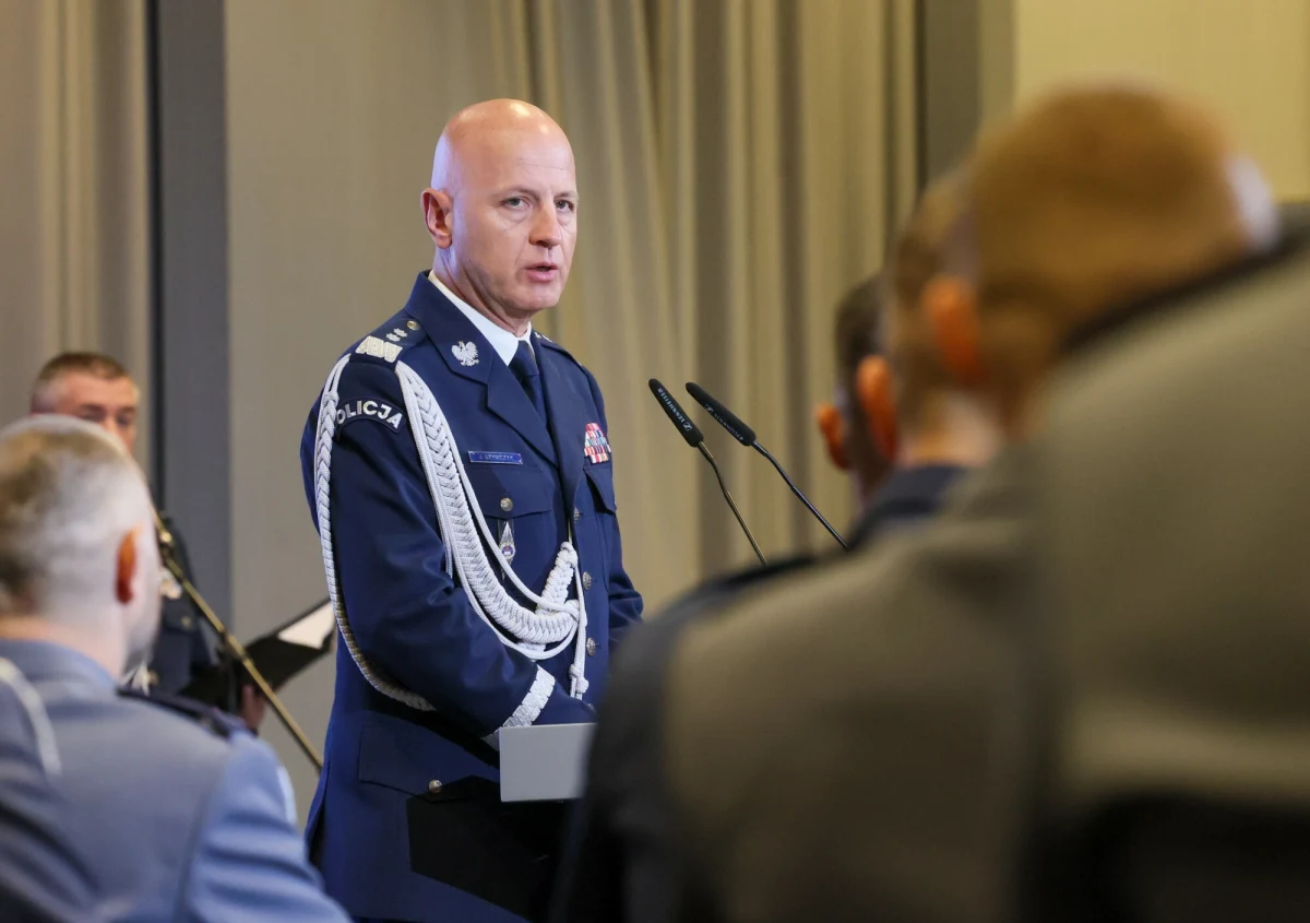 Trzy granatniki i alkohol zabezpieczyli śledczy w gabinecie generała Jarosława Szymczyka po eksplozji w tym pomieszczeniu. Reporter RMF FM Krzysztof Zasada zdobył nowe informacje w sprawie incydentu w Komendzie Głównej Policji z grudnia zeszłego roku.