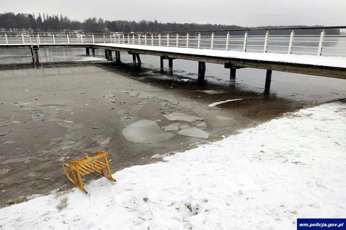 Wypadek w Iławie na jeziorze Jeziorak. Pod 3-latkiem załamał się lód. Dziecko wjechało na kruchą taflę sankami. Chłopca wyciągnął jego dziadek, który potem sam potrzebował pomocy.