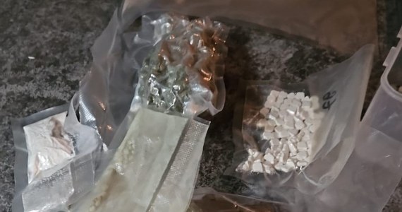 Dwóch mężczyzn podejrzanych o posiadanie znacznej ilości narkotyków zatrzymali w Krakowie policjanci i funkcjonariusze Służby Więziennej. Przejęli ponad 14 kilogramów substancji odurzających, które miały być rozprowadzane w zakładach karnych. 