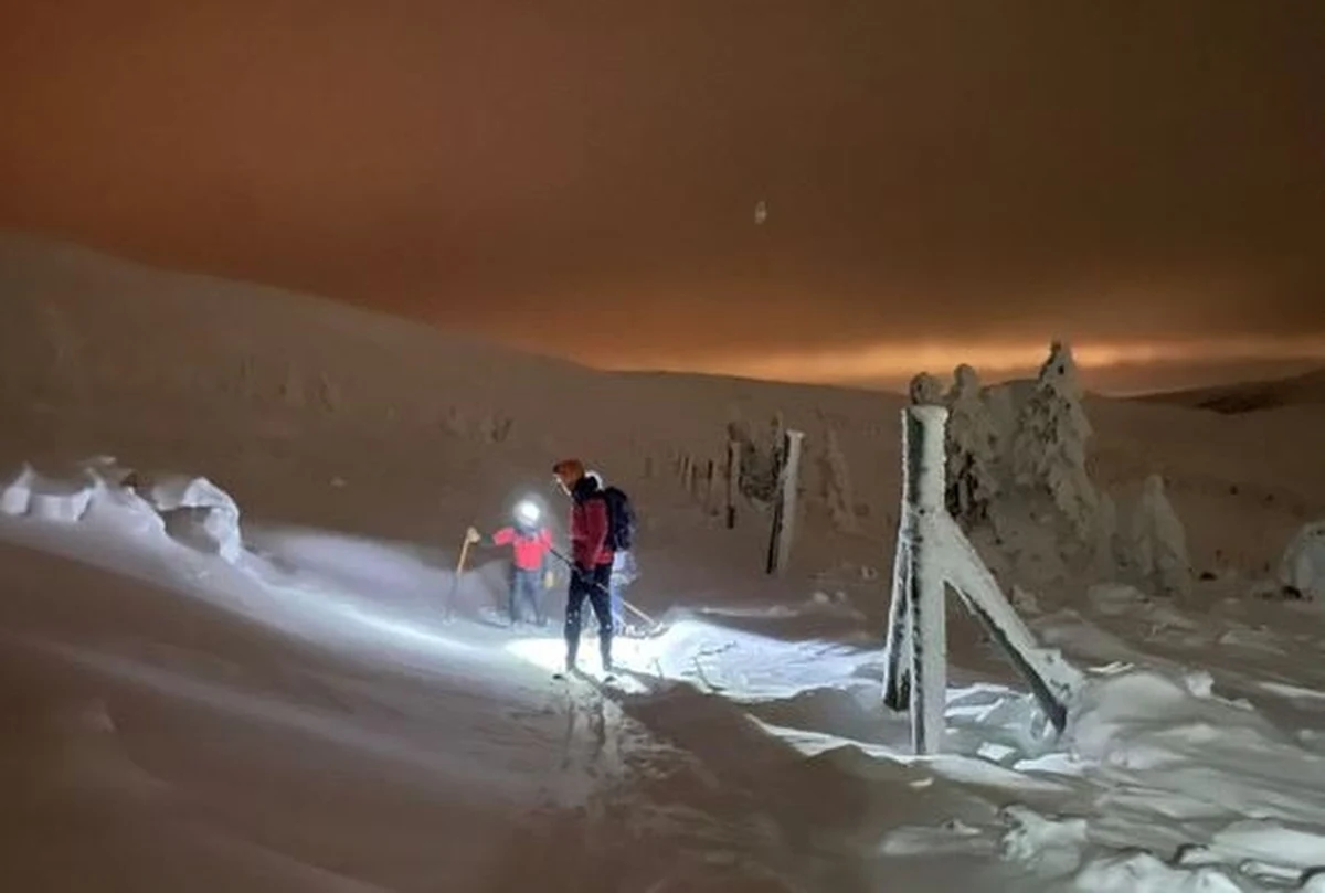 Na szlakach turystycznych w Karkonoszach panują bardzo trudne warunki - ostrzegają ratownicy GOPR. W górach wprowadzono drugi stopień zagrożenia lawinowego; w górnych partiach zaspy śniegu sięgają dwóch metrów.


