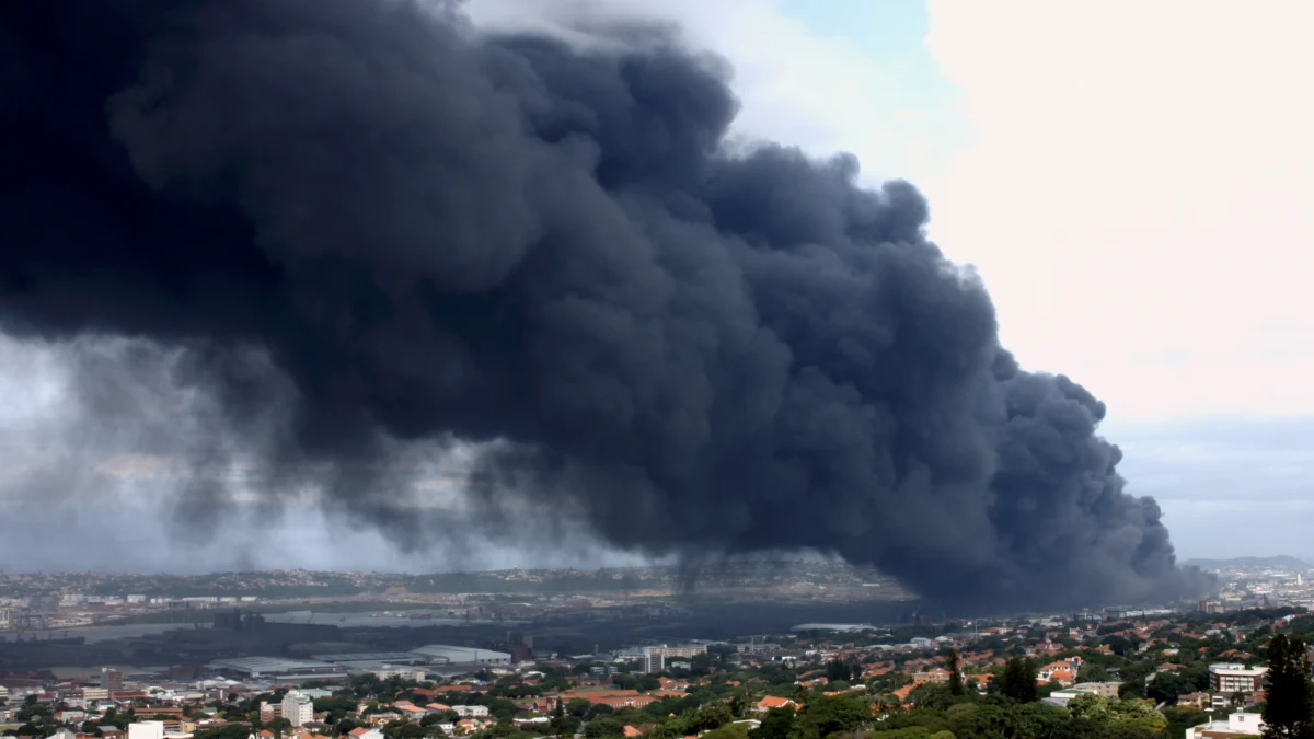 Na kary 3,5 oraz 3 lat więzienia zostali skazani dwaj mężczyźni oskarżeni o podpalenie składowiska odpadów w Nowinach (Świętokrzyskie), na którym nielegalnie były gromadzone chemikalia. Prawomocny wyrok zapadł przed Sądem Okręgowym w Kielcach.

