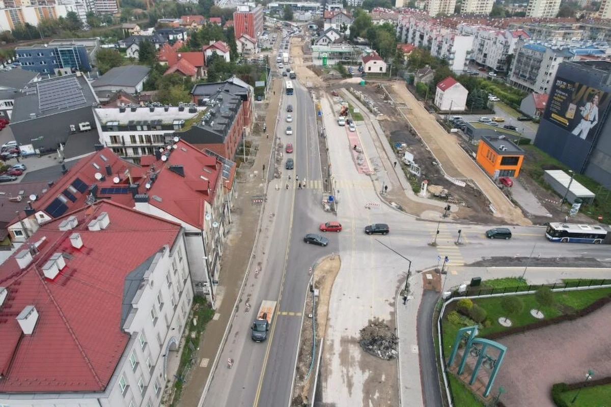 Przebudowa skrzyżowania al. 29 Listopada i ul. Dobrego Pasterza dobiega końca. Już od jutra, 7 grudnia, linie autobusowe powrócą na swoje stałe trasy.