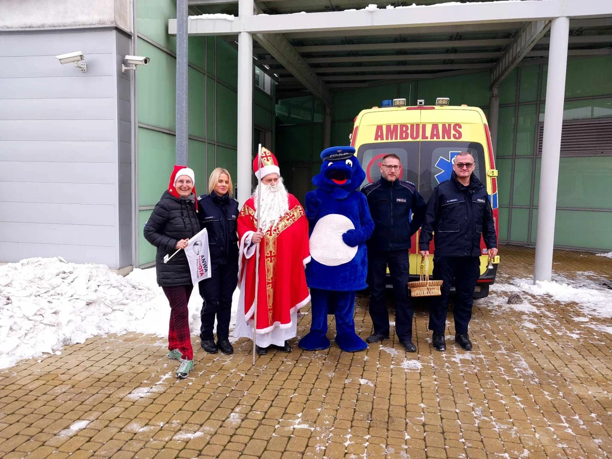 W kalendarzu 6 grudnia. Małych pacjentów w krakowskich szpitalach odwiedził dzisiaj św. Mikołaj w towarzystwie policjantów. Uśmiechy nie schodziły z twarzy zaskoczonych dzieci. 