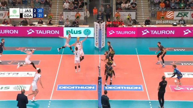 Fragmenty meczu Jastrzębski Węgiel – Trefl Gdańsk 3:0 (25:20, 25:20, 30:28) - siatkówka, PlusLiga 2023/2024, 10. kolejka. MVP: Tomasz Fornal (12/26 = 46% skuteczności w ataku + 1 as).

