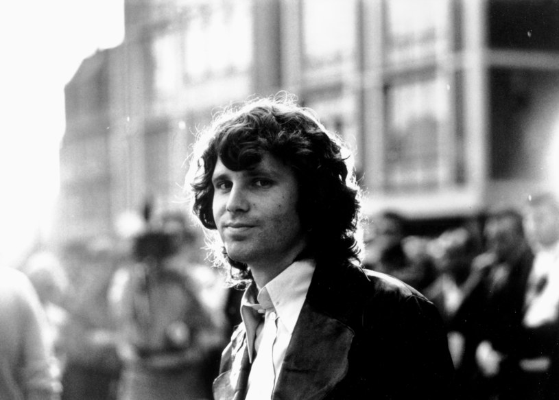 Poeta, wokalista, skandalista i człowiek, który kochał kłopoty - Jim Morrison skończyłby 80 lat. Lider The Doors zmarł w 1971 roku i dołączył do niesławnego "Klubu 27". To oficjalna wersja, ale nie wszystkich ona przekonuje. Wielu fanów wierzy, że muzyk sfingował swoją śmierć i dożył spokojnej starości. Nie mniej liczna jest grupa tych, którzy uważają, że artysta faktycznie nie żyje, ale wcale nie zmarł w wynajmowanym mieszkaniu, jak głosił oficjalny przekaz. Spisowych teorii nie brakuje i nic dziwnego, bo śmierci muzyka do dzisiaj towarzyszy aura tajemniczości. Tymczasem Jim skończyłyby właśnie 80 lat.
