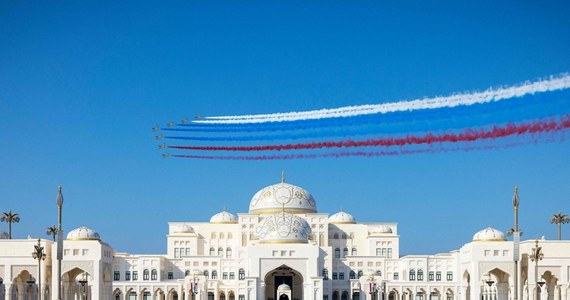 W asyście rosyjskich myśliwców prezydent Władimir Putin dotarł w środę na spotkanie z prezydentem Zjednoczonych Emiratów Arabskich. Po wylądowaniu został z wielką pompą przywitany przez władze ZEA, za co odwdzięczył się pochwałami pod adresem kraju szejków znad Zatoki Perskiej.