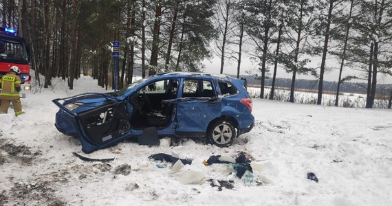 Dwie osoby zginęły w wypadku w Libiszowie na Lubelszczyźnie. Samochód osobowy dachował w kanale wypełnionym wodą; trwa ustalanie tożsamości zmarłych - podała policja.

