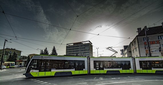 Z początkiem nowego roku mieszkańców Olsztyna czekają spore zmiany w kursowaniu komunikacji miejskiej. Ma to związek z uruchomieniem nowych linii tramwajowych: "4" i "5". Nąstąpią też korekty w kursowaniu wybranych linii autobusowych. Zmiany będą dotyczyć około 20 procent połączeń.