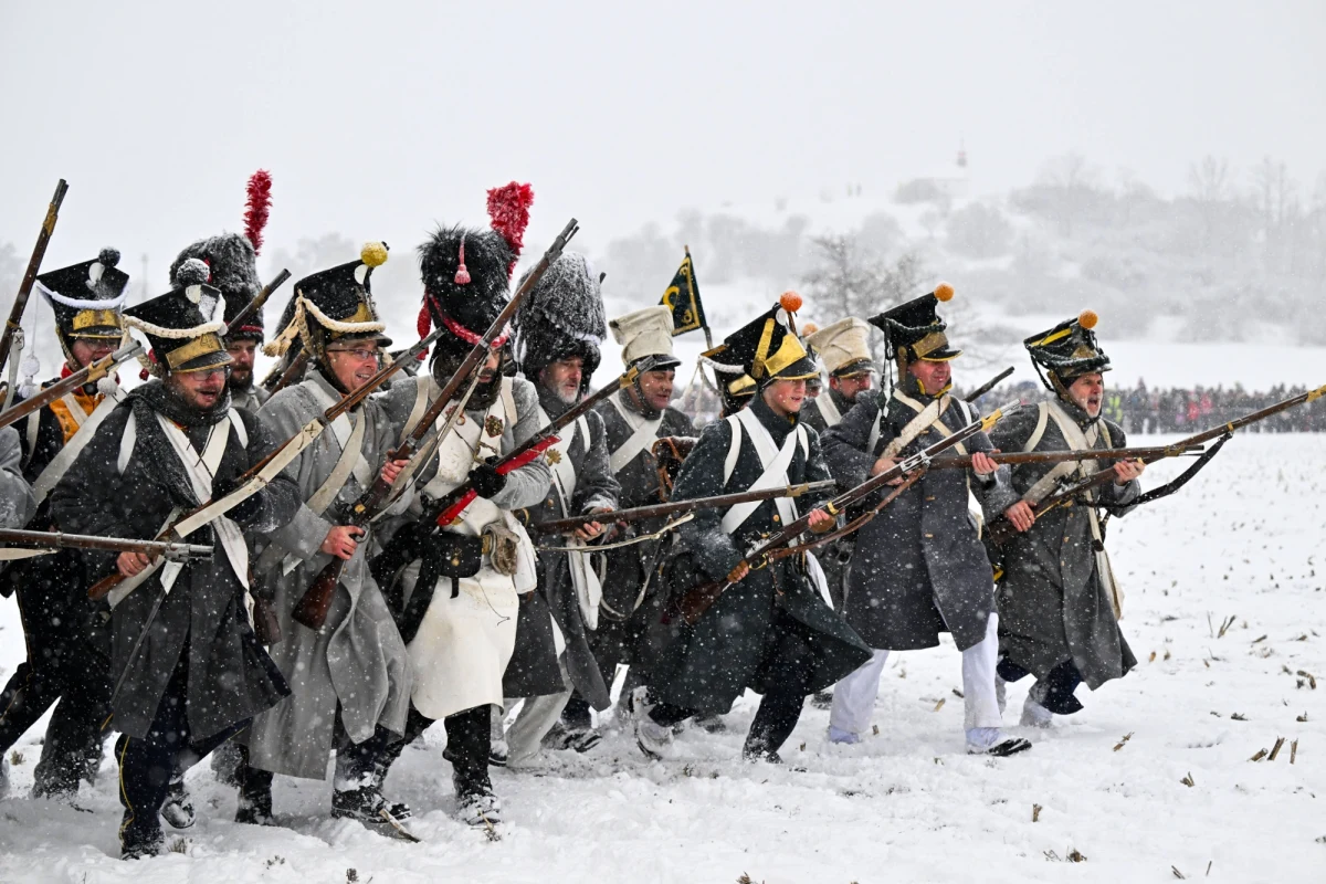 "Nie da się w ogóle opowiedzieć historii Napoleona Bonaparte jako generała i cesarza, używając do tego jednego aktora, który w dodatku nawet nie próbuje być poddawany charakteryzacji" - mówi Dariusz Nawrot, historyk, znawca epoki napoleońskiej, profesor Uniwersytetu Śląskiego, na antenie internetowego Radia RMF24. Najnowszy film Ridleya Scotta zgromadził już w polskich kinach ponad 200 tys. widzów. Pomimo świetnego wyniku box office, "Napoleon" zbiera negatywne recenzje, zarówno wśród krytyków, jak i widowni.