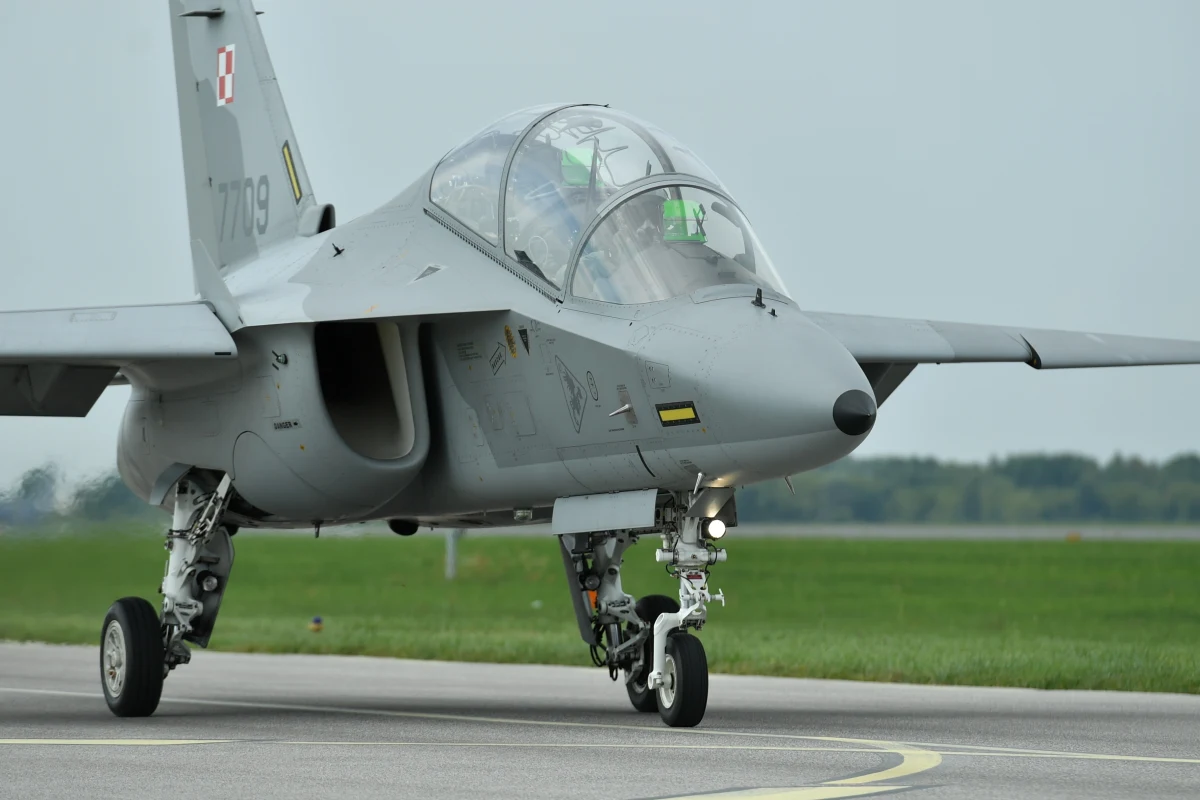 Do odwołania wstrzymano szkolenie lotników sił powietrznych Wojska Polskiego na samolotach M-346 "Bielik". Jak poinformowało Dowództwo Generalne Rodzajów Sił Zbrojnych decyzja zapadła po niebiezpiecznej sytuacji, do jakiej doszło podczas lotu treningowego. W jego trakcie od maszyny odpadła owiewka.