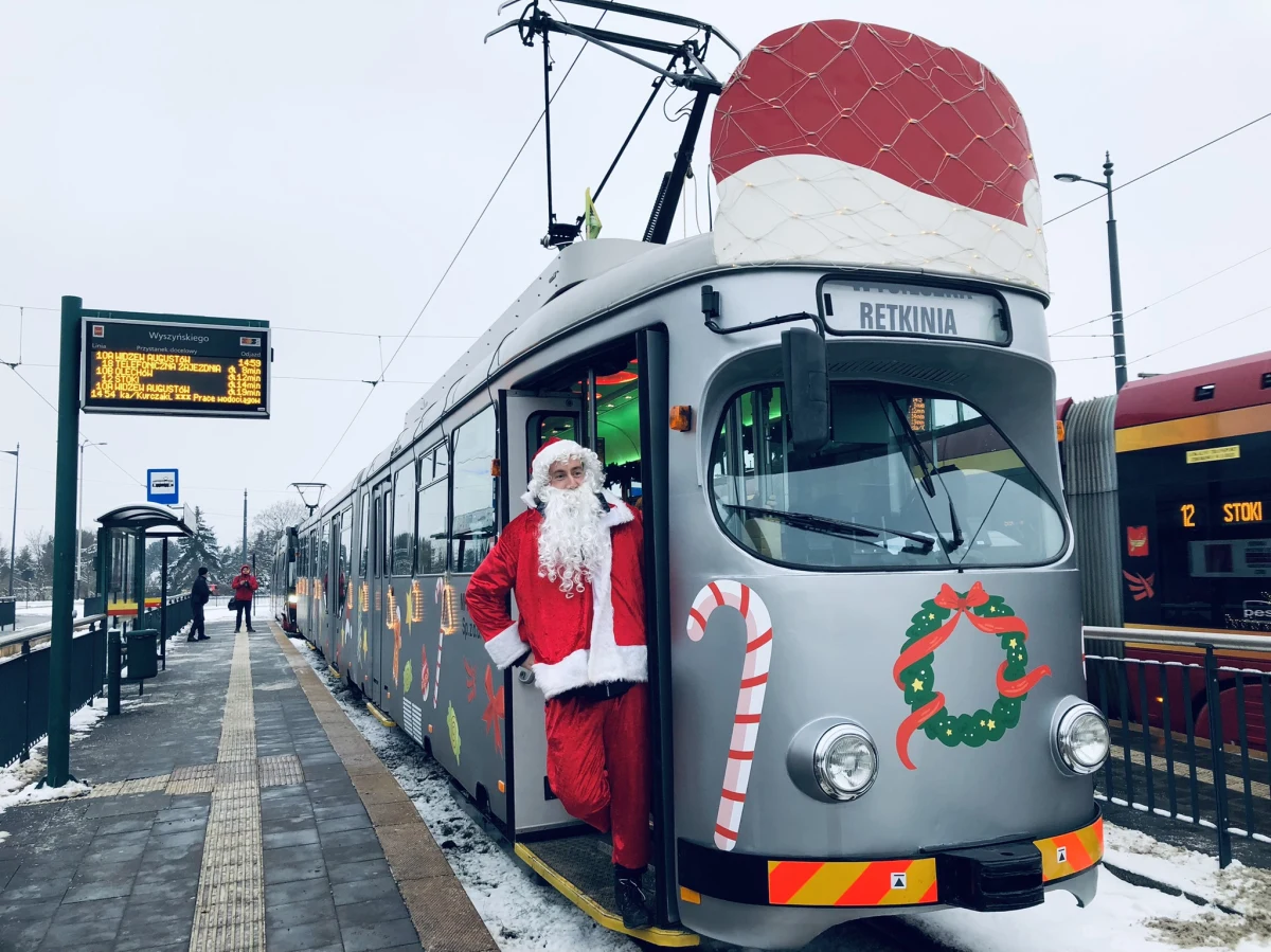 Słodkości od ubranych w czerwone stroje Mikołajów, dekoracje i świąteczna muzyka tworzą prawdziwie bożonarodzeniową atmosferę w tramwaju. Ten pojazd wypatrzycie dziś na ulicach Łodzi, a rozpoznacie go już z daleka po mikołajowej czapce.
