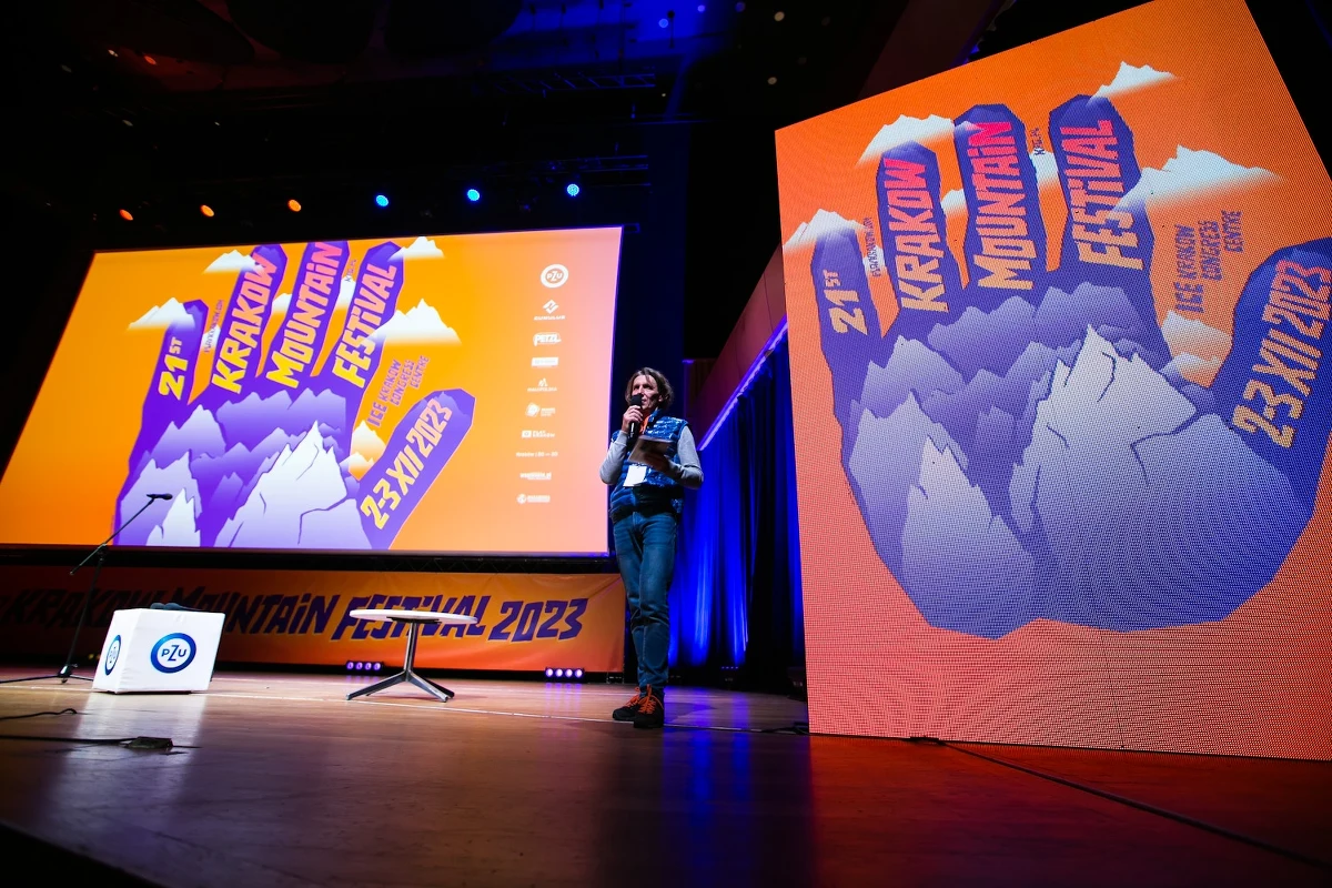 Przez dwa dni 2-3 grudnia br. Centrum Kongresowe ICE Kraków gościło ludzi gór z całej Polski. Uczestnicy mieli okazję spotkać się ze znanymi himalaistami i alpinistami, wysłuchać prelekcji, wziąć udział w warsztatach,  zakupić wyposażenie na wycieczki górskie i książki o tematyce górskiej, a przede wszystkim obejrzeć najlepsze filmy górskie.