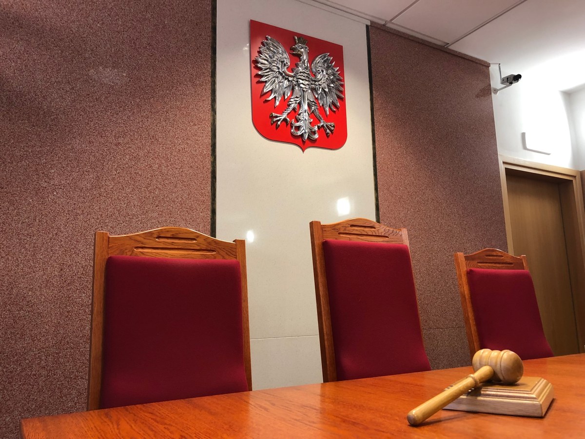 Sądom grozi spowolnienie działania przez brak wystarczającej liczby ławników. Konieczne są wybory uzupełniające, bo w wielu sądach w październiku nie udało się obsadzić prawie 40 procent stanowisk ławników.