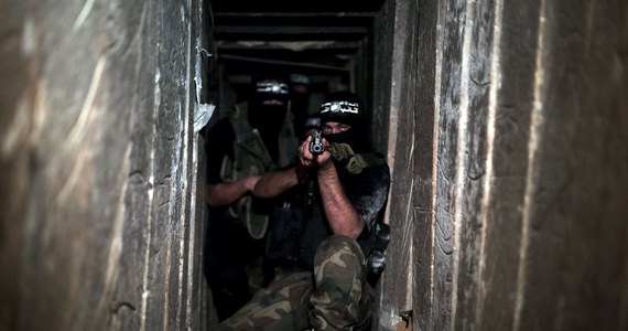 O planach zatopienia przez armię izraelską sieci tuneli wybudowanych przez Hamas pod Strefą Gazy piszą światowe media, powołując się na doniesienia amerykańskiego dziennika "The Wall Street Journal". Według niektórych doniesień realizacja tej taktyki unicestwienia palestyńskich przeciwników Izraela już się rozpoczęła. Na niepotwierdzonych nagraniach krążących w sieci widać potężne pompy, którymi woda z Morza Śródziemnego ma być transportowana i wtłaczana do tuneli - kryją się w nich członkowie Hamasu i wciąż około 130 izraelskich zakładników uprowadzonych po ataku z 7 listopada.