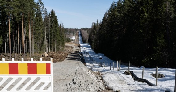 W przyszły czwartek fińska straż graniczna może otworzyć przejścia na wschodniej granicy - twierdzi radio Yle. Najbardziej popularne punkty kontroli na południowym odcinku granicy z Rosją (tj. w kierunku na Petersburg i Moskwę) mogą zostać otwarte 14 grudnia o północy. 
