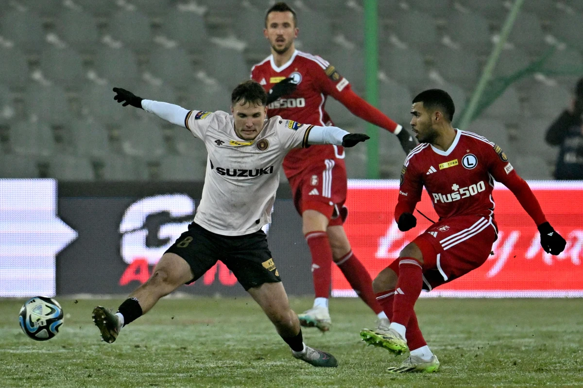 Legia Warszawa straciła bramkę w ostatniej minucie dogrywki w meczu z Koroną w Kielcach. Tym samym przegrała 1:2 i odpadła w 1/8 finału piłkarskiego Pucharu Polski. W kolejnej rundzie zagrają Widzew Łódź oraz finalista poprzedniego sezonu - Raków Częstochowa. 