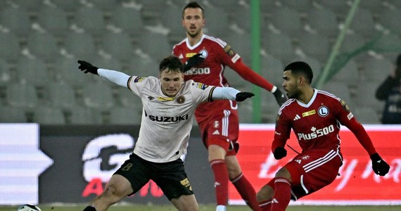 Legia Warszawa straciła bramkę w ostatniej minucie dogrywki w meczu z Koroną w Kielcach. Tym samym przegrała 1:2 i odpadła w 1/8 finału piłkarskiego Pucharu Polski. W kolejnej rundzie zagrają Widzew Łódź oraz finalista poprzedniego sezonu - Raków Częstochowa. 