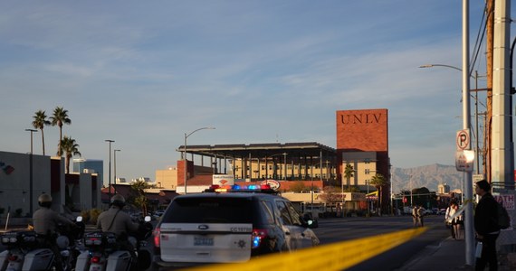 Trzy osoby zginęły w strzelaninie na Uniwersytecie Nevada w Las Vegas, nie wliczając w to napastnika - poinformowała lokalna policja. Służby podały, że podejrzany o użycie broni palnej nie żyje, a jego ciało zostało już odnalezione. Prawdopodobnie napastnikiem był profesor, który bezskutecznie ubiegał się o pracę na uczelni. 