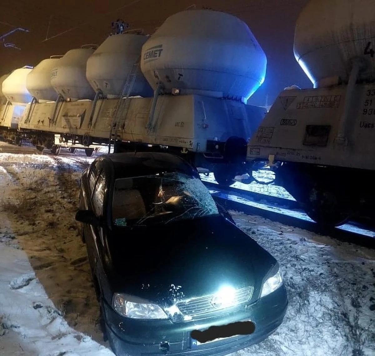 Do niebezpiecznej sytuacji doszło na jednym z przejazdów kolejowych w Legionowie (Mazowieckie). Pod pociąg towarowy wjechało auto osobowe. Na szczęście nikomu nic się nie stało.
