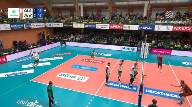 Fragmenty meczu Indykpol AZS Olsztyn – Barkom-Każany Lwów 2:3 (25:23, 24:26, 20:25, 25:13, 14:16) - siatkówka, PlusLiga 2023/2024, 10. kolejka. Seria dziesięciu wygranych akcji w czwartym secie przy zagrywkach Moritza Karlitzka. 

