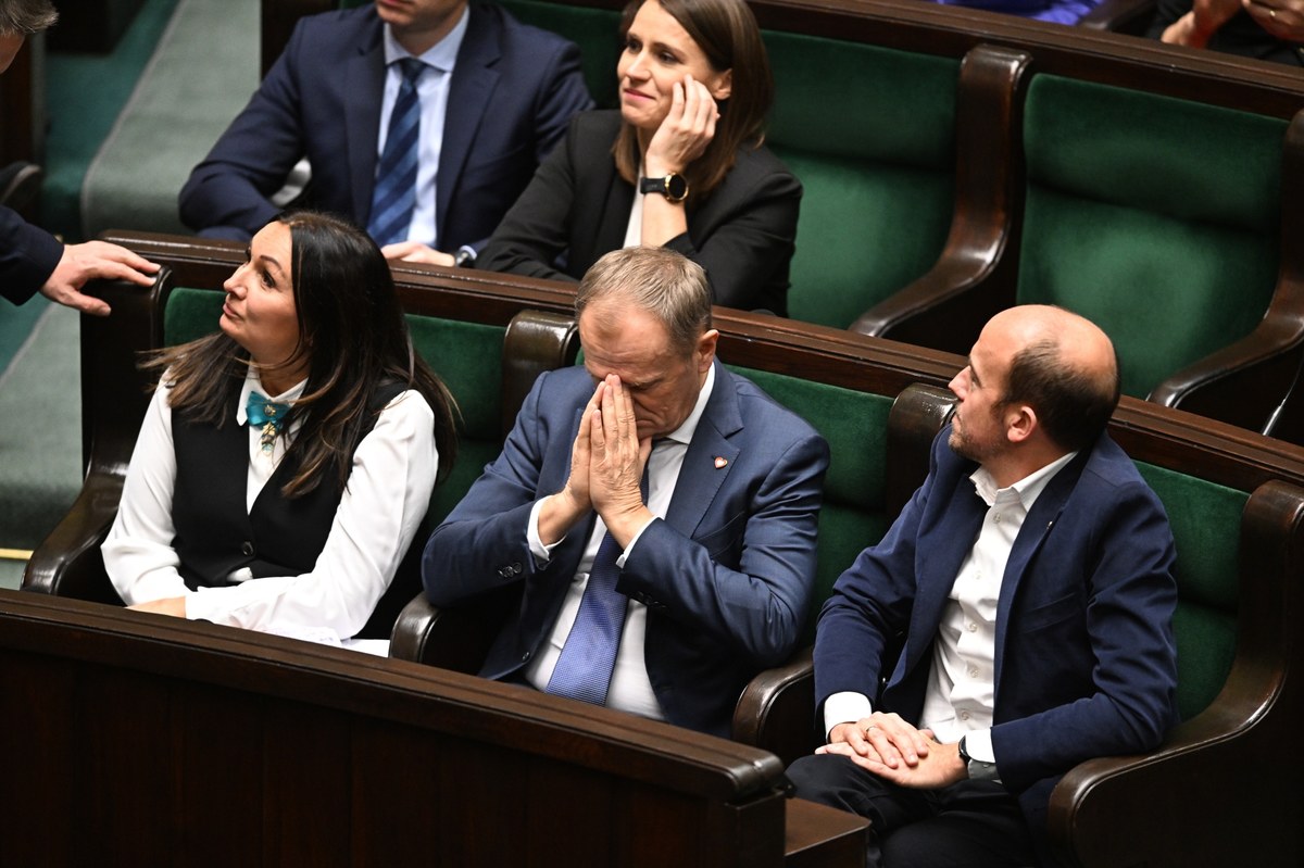 Do nowego rządu, razem z Donaldem Tuskiem, wejdzie 19 szefów resortów i co najmniej czworo ministrów-członków Rady Ministrów i informuje TVN24. Dziś ma odbyć się spotkanie wszystkich liderów w sprawie kandydatów na wojewodów i ostateczne dopięcie listy wiceministrów. W piątek przyszły premier chce po raz pierwszy spotkać się nieformalnie ze wszystkimi kandydatami na ministrów w jego gabinecie.