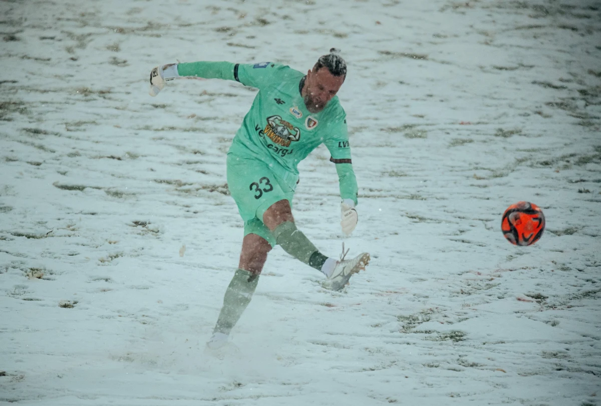 W samo południe rozpocznie się mecz 1/8 finału piłkarskiego Pucharu Polski. Naprzeciwko siebie staną trzecioligowa Carina Gubin i ekstraklasowy Piast Gliwice. Jak powiedział nam wiceprezes klubu z Gubina, Arkadiusz Mikołajczyk, dla tego lubuskiego miasta jest to święto.