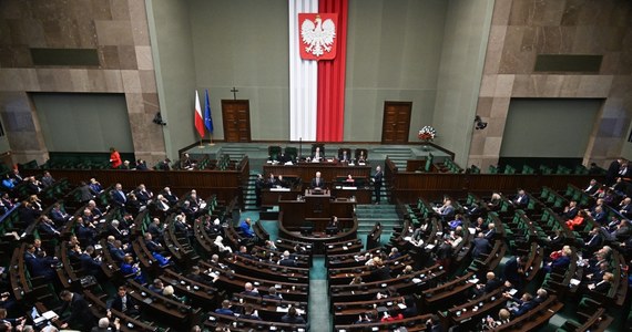 Trwa ósmy dzień pierwszego posiedzenia Sejmu X kadencji. Posłowie mają m.in. przyjąć uchwałę o powołaniu pierwszej komisji śledczej. Transmisję obrad możesz śledzić w tym artykule.